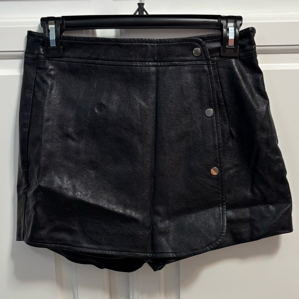 Emory Park Faux Leather Black Side Zip Up Snap Detail Skort Women’s Size Small
